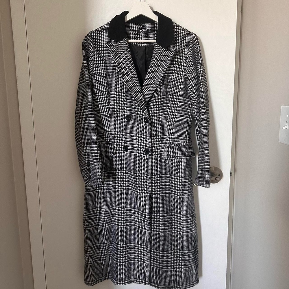 Hounstooth coat